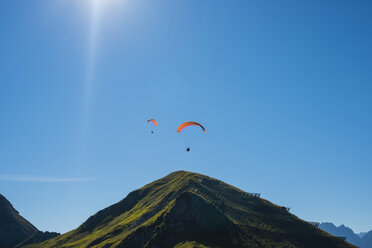 Deutschland, Bayern, Allgäu, Gleitschirmflieger am Nebelhorn - WGF000772