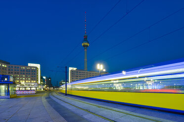 Deutschland, Berlin, Blick auf Fernsehturm mit fahrender Straßenbahn im Vordergrund - RJ000543