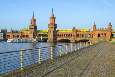 Germany, Berlin, view to Oberbaum Bridge - RJ000545