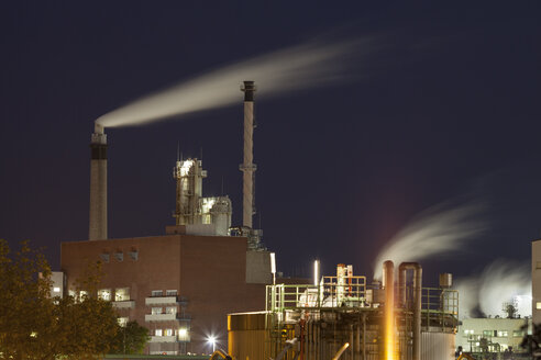 Deutschland, Leverkusen, Chemiepark Chempark bei Nacht - WIF002942