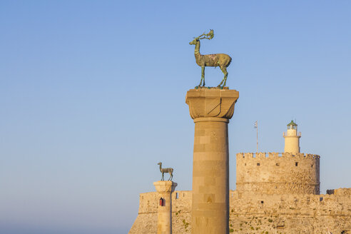 Griechenland, Rhodos, Hirschfigur am Eingang zum Hafen von Mandraki - WDF003383