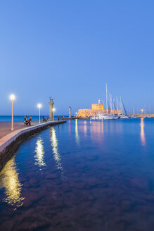 Griechenland, Rhodos, Einfahrt zum Hafen von Mandraki zur blauen Stunde - WDF003385