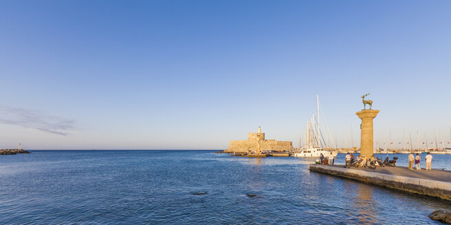 Griechenland, Rhodos, Einfahrt zum Hafen von Mandraki - WDF003386