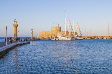 Griechenland, Rhodos, Einfahrt zum Hafen von Mandraki - WDF003387