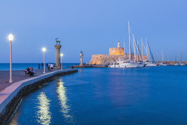 Griechenland, Rhodos, Einfahrt zum Hafen von Mandraki zur blauen Stunde - WDF003388