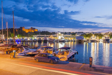 Griechenland, Rhodos, Boote im Hafen von Mandraki in der Abenddämmerung - WDF003398