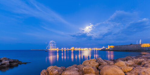 Griechenland, Rhodos, Hafen, Stadtmauer und Segelschiff in der Abenddämmerung - WDF003399