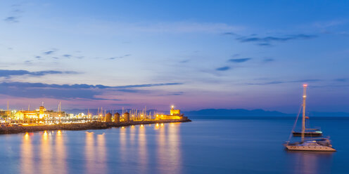 Griechenland, Rhodos, Blick auf den Hafen von Mandraki in der Abenddämmerung - WDF003401
