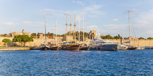 Griechenland, Rhodos, Hafen, Stadtmauer und Segelschiffe - WDF003404