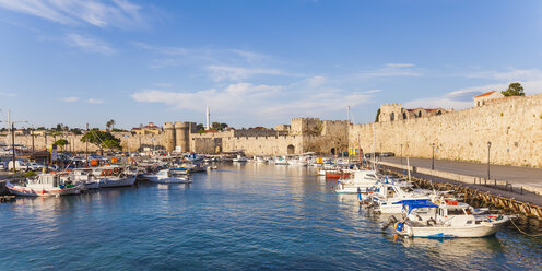 Griechenland, Rhodos, Hafen, Stadtmauer und Fischerboote - WDF003406