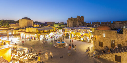 Griechenland, Rhodos, Altstadt, Platia Ippokratou in der Abenddämmerung - WDF003415