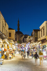 Griechenland, Rhodos, Altstadt, Geschäfte an der Sokratesstraße bei Nacht - WDF003416