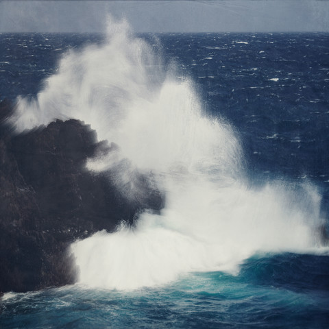 Spanien, La Palma, Windwelle bricht sich an Lavafelsen, lizenzfreies Stockfoto