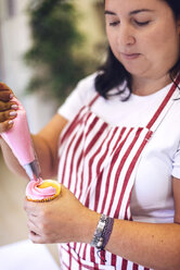 Confectioner making cup cake - EHF000322