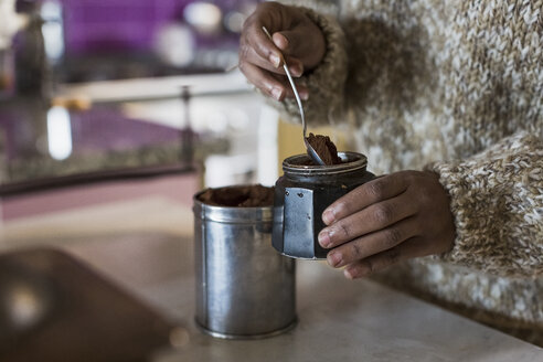 Junge Frau in der Küche bei der Zubereitung von Kaffee - MAUF000099