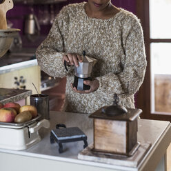 Junge Frau in der Küche bei der Zubereitung von Kaffee - MAUF000101