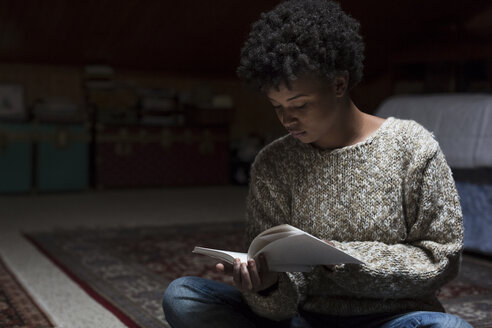 Junge Frau zu Hause beim Lesen eines Buches - MAUF000114