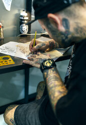 Tattoo-Künstler entwirft Motive - MGOF001103