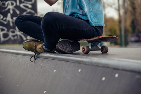 Junge Frau sitzt im Skatepark - ZEDF000016