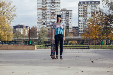 Porträt einer jungen Frau mit Skateboard - ZEDF000018