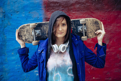 Porträt einer jungen Frau mit Skateboard - ZEDF000022