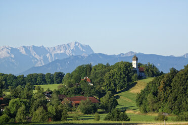 Deutschland, Bayern, Wettersteingebirge mit Zugspitze, Holzhausen - LHF000487