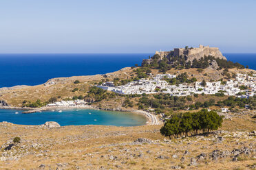 Griechenland, Ägäische Inseln, Rhodos, Lindos, Blick auf die Akropolis von Lindos - WDF003426