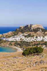 Griechenland, Ägäische Inseln, Rhodos, Lindos, Blick auf die Akropolis von Lindos - WDF003427