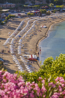 Griechenland, Ägäische Inseln, Rhodos, Lindos, Blick auf den Strand - WDF003432