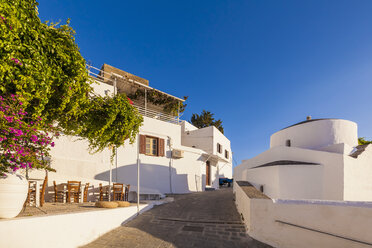 Griechenland, Rhodos, Lindos, Kapelle und Gasse, Restaurant - WDF003437