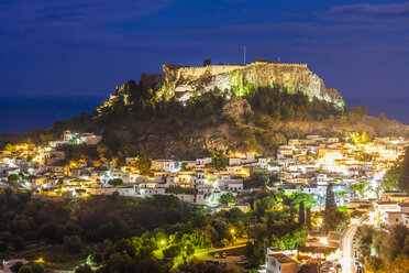Griechenland, Ägäische Inseln, Rhodos, Lindos, Blick auf die Akropolis von Lindos bei Nacht - WDF003443