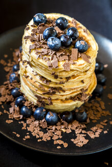 Pfannkuchenstapel mit Sirup, Blaubeeren und Schokoladenflocken - SARF002356