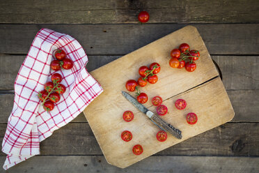 Küchentuch und geschnittene und ganze Tomaten auf dem Schneidebrett - LVF004208