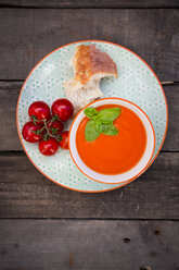 Schüssel mit Tomatencremesuppe, garniert mit Basilikumblättern - LVF004215