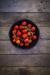 Bowl of tomatoes on wood - LVF004216