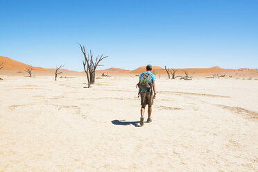 Namibia, Namib-Wüste, Mann mit Rucksack wandert durch Deadvlei - GEMF000524