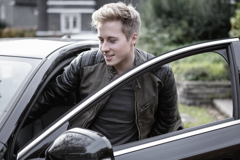 Young man getting into car - GDF000930