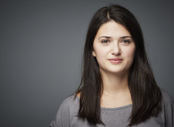 Portrait of smiling brunette young woman - DISF002236