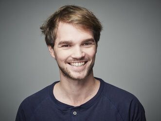 Portrait of smiling young man - DISF002238