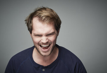 Portrait of angry young man - DISF002240