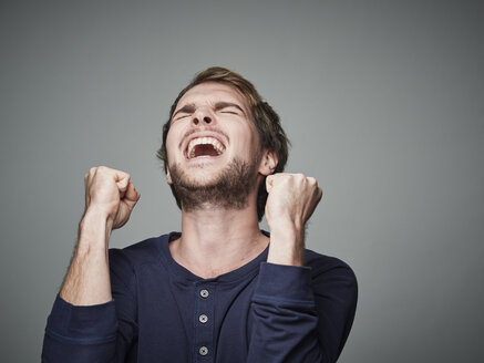 Portrait of angry young man - DISF002241