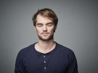 Porträt eines jungen Mannes mit geschlossenen Augen - DISF002242