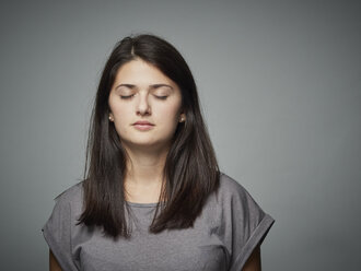 Brunette young woman with closed eyes - DISF002243