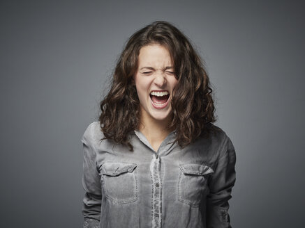 Porträt eines wütenden Mädchens im Teenageralter - DISF002245