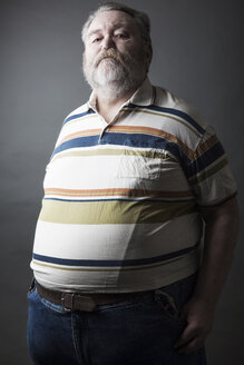 Porträt eines dicken älteren Mannes mit Vollbart - JATF000784