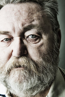 Portrait of senior man with full beard, close-up - JATF000785