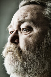 Porträt eines älteren Mannes mit Vollbart, Nahaufnahme - JATF000787