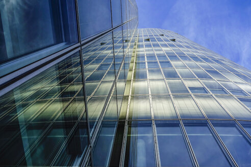 Bürogebäude, Glasfassade, tiefer Blickwinkel - HOHF001381