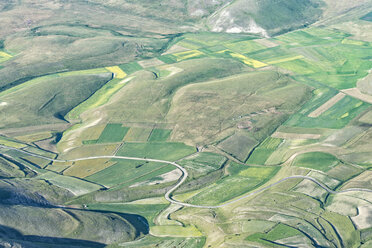 Italien, Umbrien, Nationalpark Monti Sibillini, Luftaufnahme der Felder am Piano Grande von Castelluccio di Norcia - LOMF000110