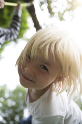 Porträt eines lächelnden blonden Mädchens im Freien - FKF001605